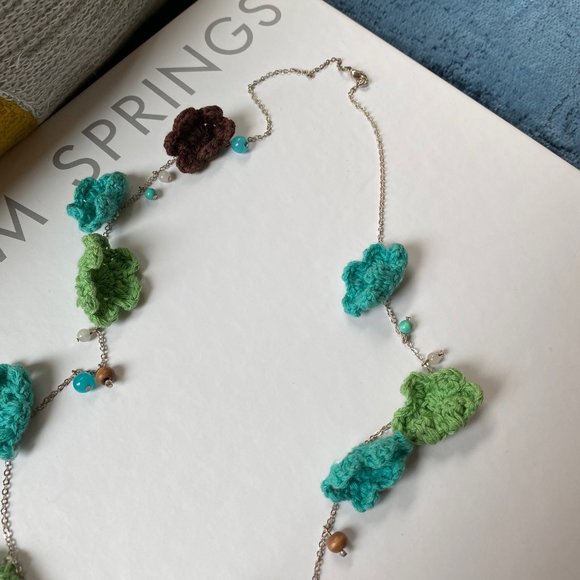 Banana Republic Mixed Media Flower & Chain Necklace - Picture 4 of 7